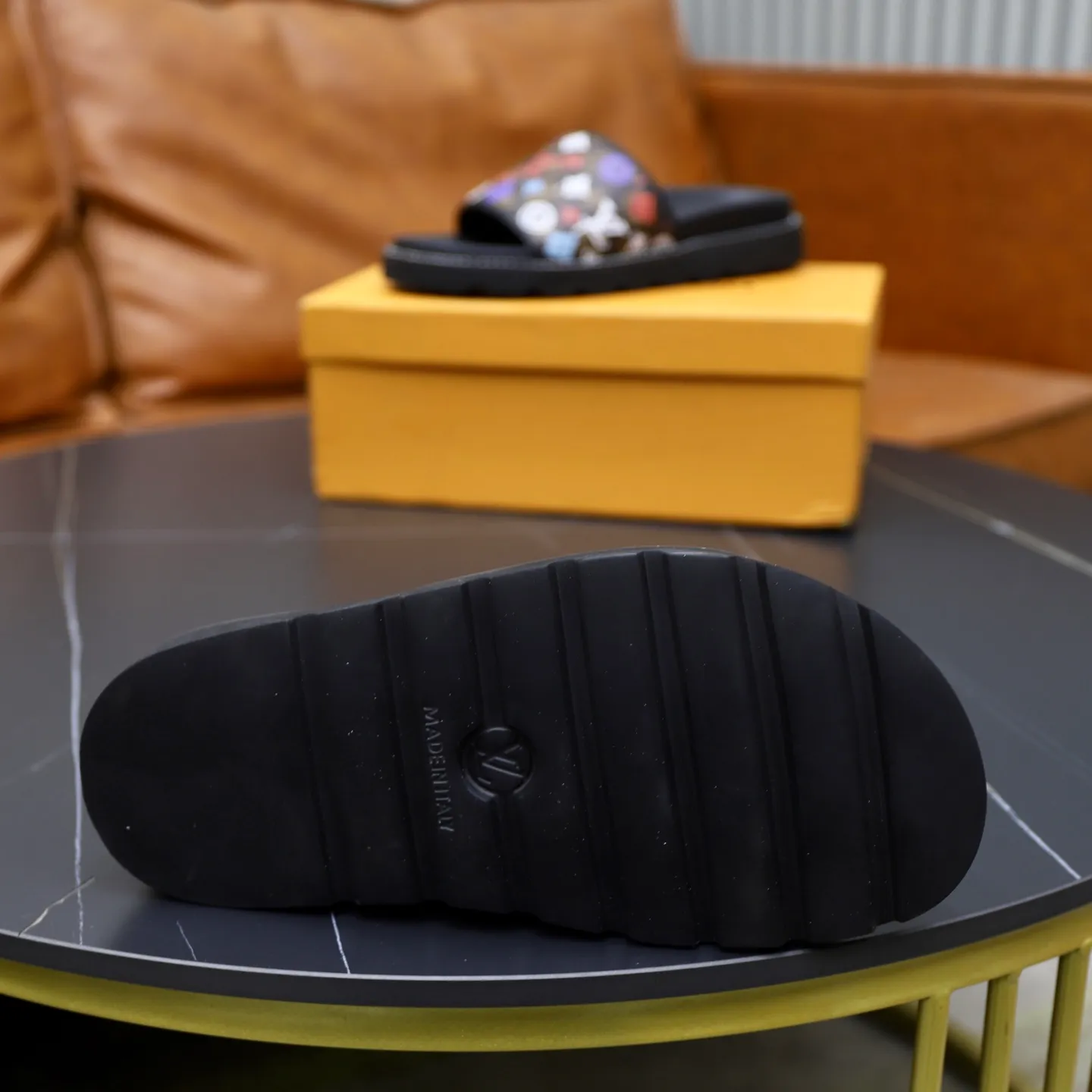 Ex-factory price: 320💰🙅‍♂️🙅‍♂️🙅‍♂️ Brand: LV Louis Vuitton Standard code: 38-45 Grade: Same as the official website Material: Original material design Original rubber wear-resistant molded outsole Style category: Men's fashion sandals Distinguished luxury brand elements Top luxury Color: Actual picture color